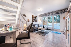 TV, stereo - Holiday Home 'Haus Küstenliebe' with Private Terrace and Wi-Fi (Wangerland)