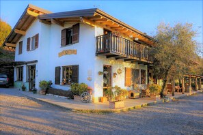 Vista frontal de la propiedad