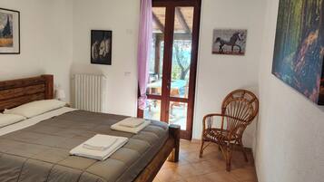 Deluxe Apartment, Lake View | Desk, cribs/infant beds, rollaway beds, free WiFi
