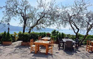 Menyajikan masakan Italia