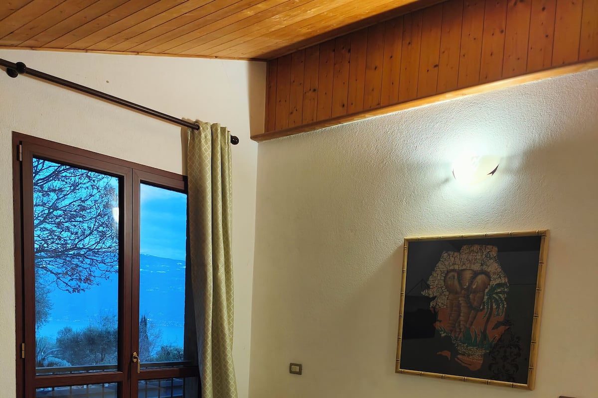 Departamento clásico, vista a la colina | Escritorio, cunas, camas extra y wifi gratis