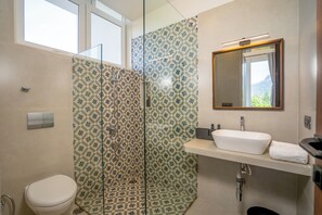 Serviettes fournies, savon, papier toilette