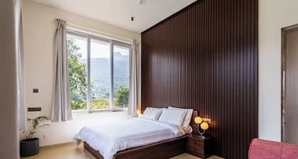 6-bedroom Scenic farmhouse in charming Karjat with WiFi, AC