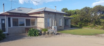 Hillocks Homestead Overlooking the Bush