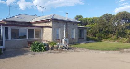 Hillocks Homestead Overlooking the Bush