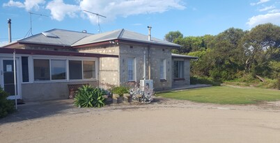 Hillocks Homestead Overlooking the Bush