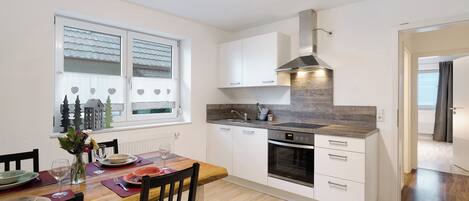 Fridge, oven, stovetop, dishwasher