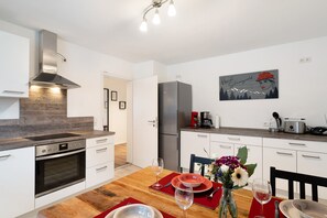 Fridge, oven, stovetop, dishwasher