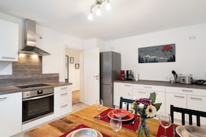 Kjøleskap, ovn, kokeplater og oppvaskmaskin