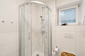 Dusche, kostenlose Toilettenartikel, Haartrockner, Handtücher
