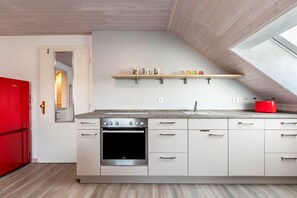 Réfrigérateur, four, plaque de cuisson, lave-vaisselle