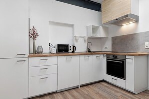 Kühlschrank, Mikrowelle, Ofen, Herdplatte