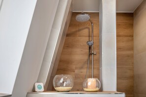 Shower, hair dryer, towels - Apartment 'Die Alter Schwede 2' with Shared Terrace and Wi-Fi (Vechta)