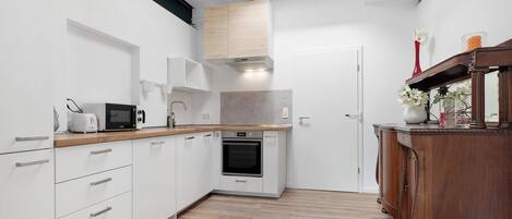Geladeira, micro-ondas, fogão, cooktop