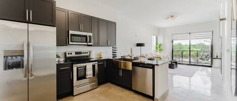 Réfrigérateur, micro-ondes, four, lave-vaisselle