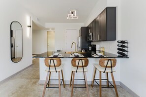 Réfrigérateur, micro-ondes, four, lave-vaisselle