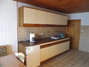 KĂŒhlschrank, Mikrowelle, Ofen, Herdplatte