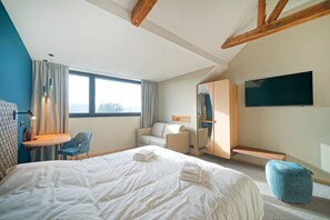 Standaard suite, privébadkamer | Luxe beddengoed, een bureau, een laptopwerkplek, geluiddichte muren