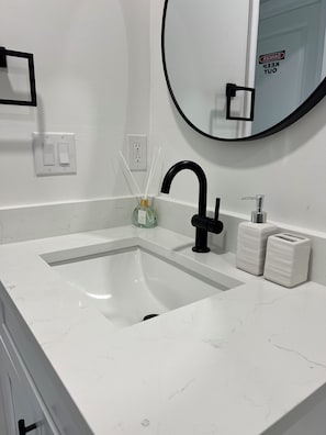 Sèche-cheveux, serviettes fournies, savon, papier toilette