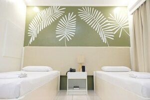 舒适双床房 | 笔记本电脑工作区、免费 WiFi、床单