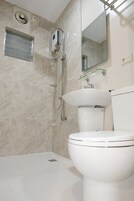 Comfort Double Room | Bathroom | Shower, rainfall showerhead, towels, soap