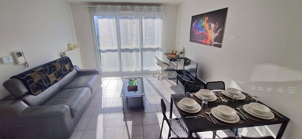 家庭公寓 | 起居區 | 平面電視、辦公室