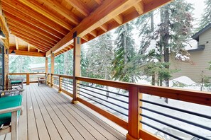Property grounds - Stunning lodge, Breathtaking Mountain Views,  w/ski in/out access, sauna, & WIFI (Snoqualmie Pass)