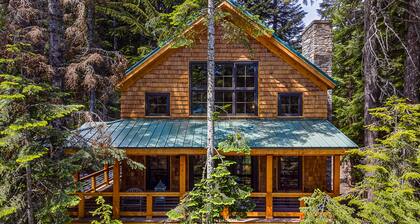 Stunning lodge, Breathtaking Mountain Views, w/ski in/out access, sauna, & WIFI