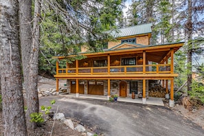 Exterior - Stunning lodge, Breathtaking Mountain Views, w/ski in/out access, sauna, & WIFI (Snoqualmie Pass)