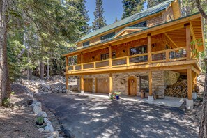 Exterior - Stunning lodge, Breathtaking Mountain Views,  w/ski in/out access, sauna, & WIFI (Snoqualmie Pass)