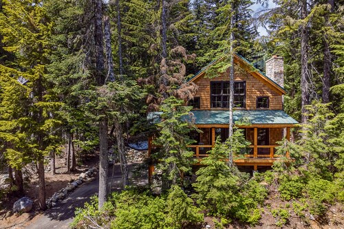 Stunning lodge, Breathtaking Mountain Views,  w/ski in/out access, sauna, & WIFI