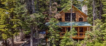 Stunning lodge, Breathtaking Mountain Views,  w/ski in/out access, sauna, & WIFI