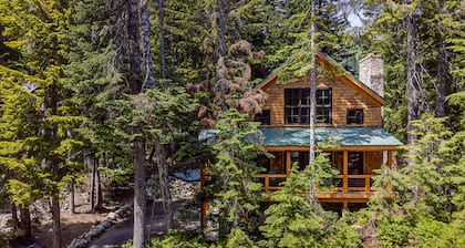 Stunning lodge, Breathtaking Mountain Views, w/ski in/out access, sauna, & WIFI
