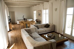Fernseher, Kamin, Bücher, Stereoanlage