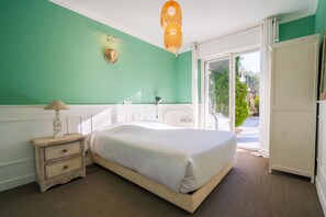 4 bedrooms, iron/ironing board, free WiFi, bed sheets