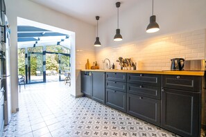 ثلاجة، ميكروويف، فرن، غسالة أطباق