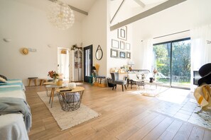 5 عدّة غرف نوم ومكواة/لوح كي وواي فاي مجانًا وملاءات أسرّة