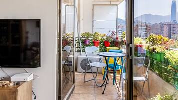 Smart TV, books, stereo