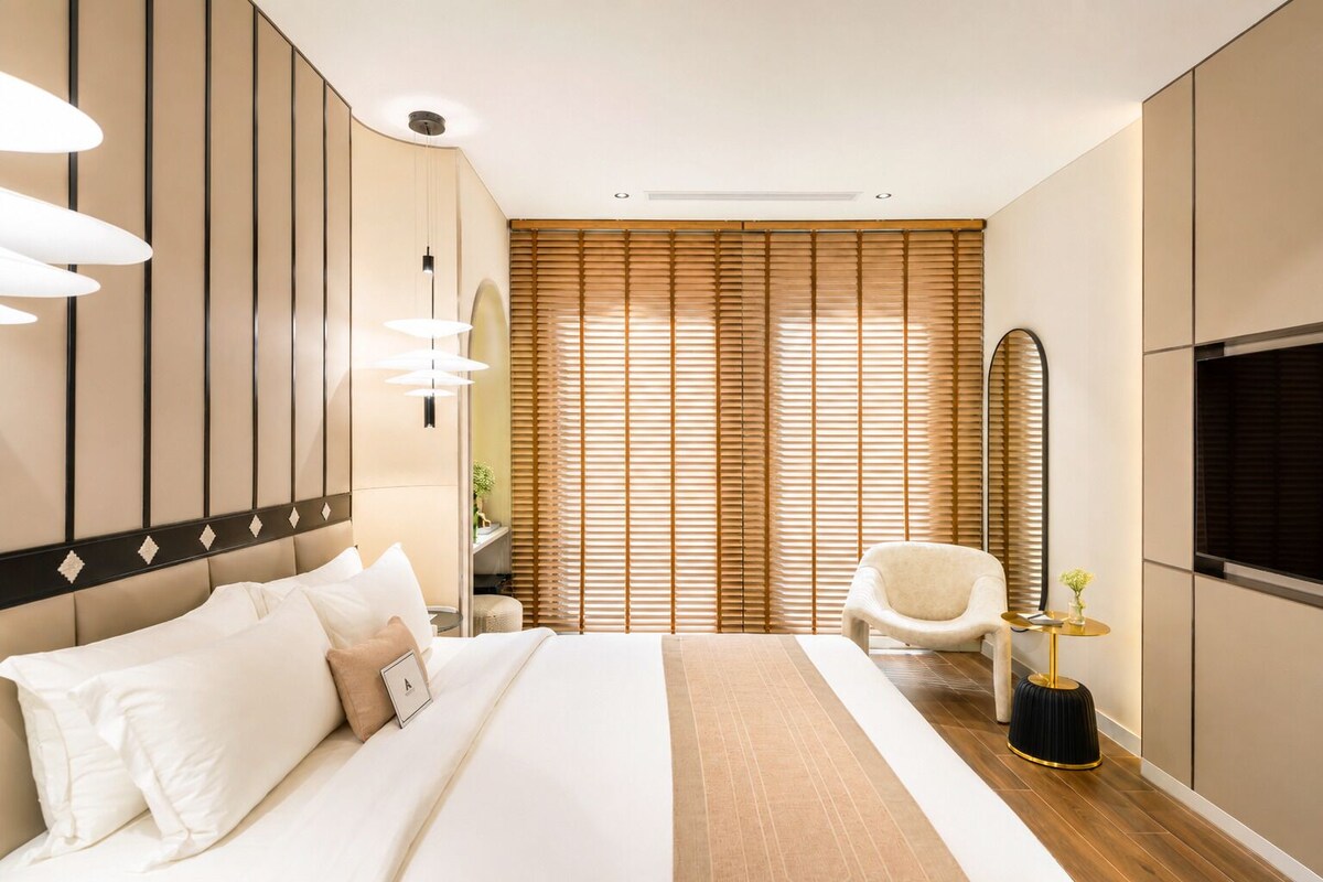 Room, 1 King Bed, Bathtub | In-room safe, free WiFi, bed sheets