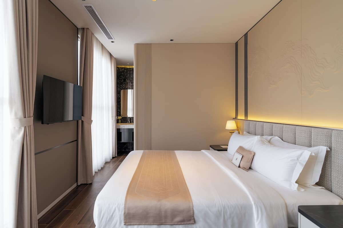 デラックス ダブルルーム | セーフティボックス (室内)、WiFi (無料)、ベッドシーツ