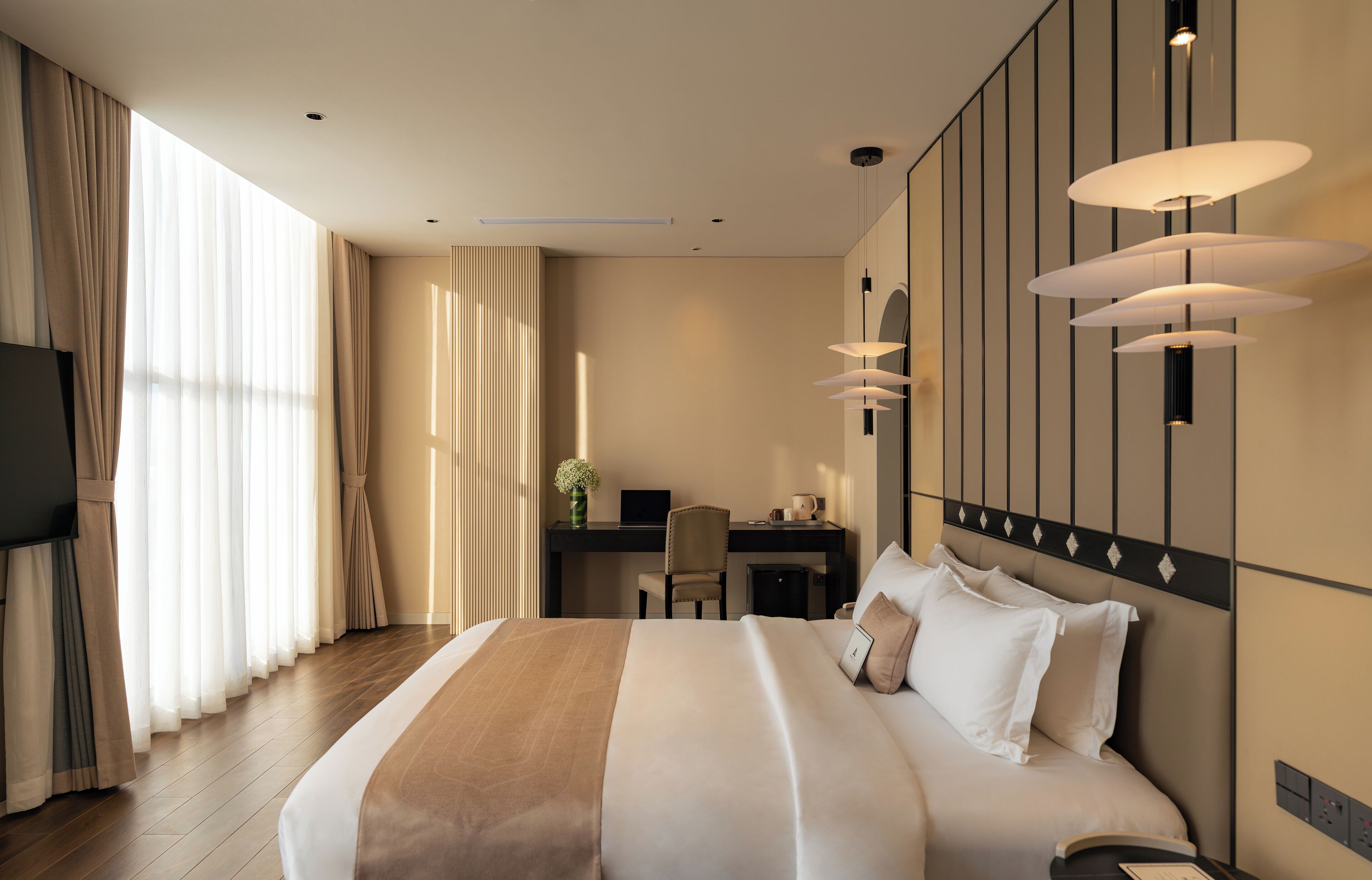 Suite, 1 King Bed, Bathtub | In-room safe, free WiFi, bed sheets