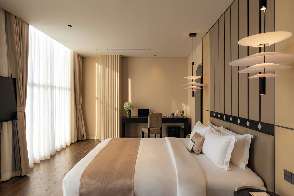 Suite, 1 King Bed, Bathtub | In-room safe, free WiFi, bed sheets