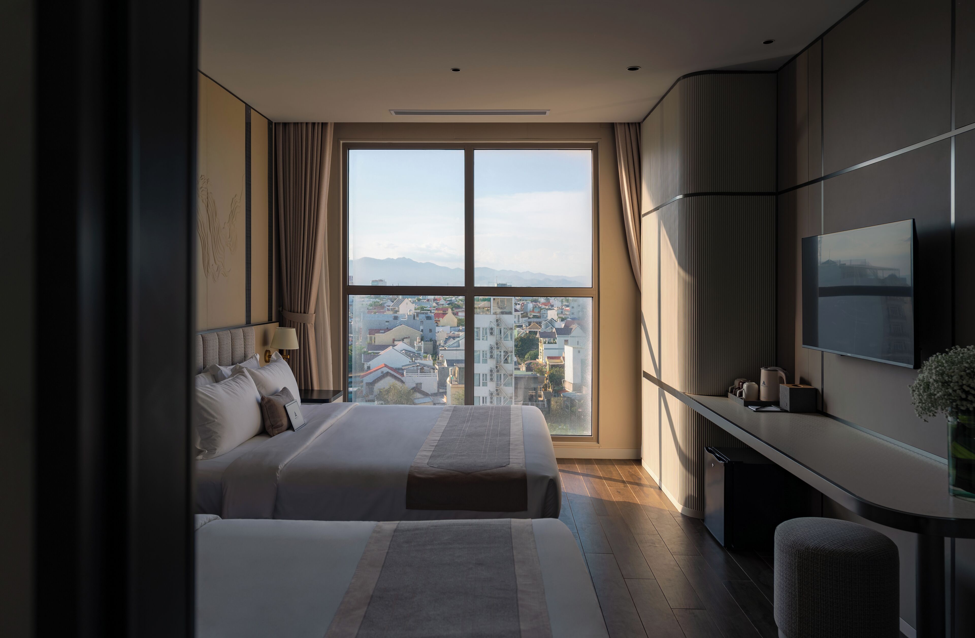 Quarto triplo, vista para a cidade | Cofres nos quartos, Wi-Fi de cortesia, roupa de cama