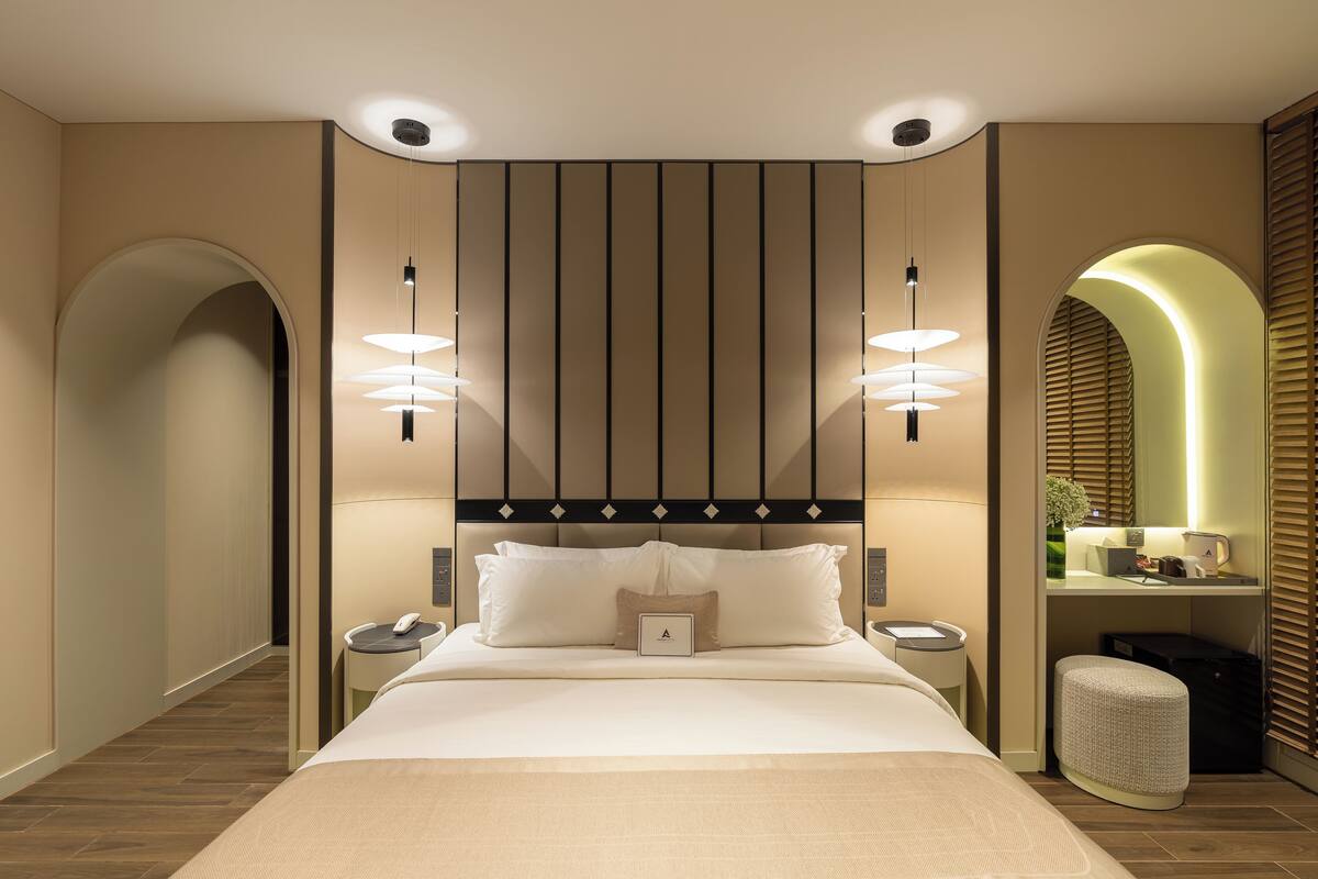 Room, 1 King Bed, Bathtub | In-room safe, free WiFi, bed sheets