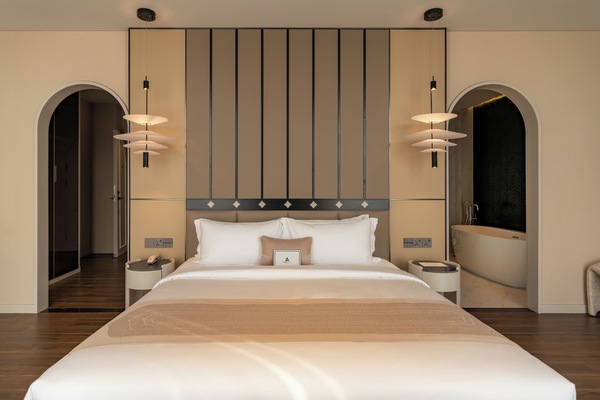 Suite, 1 King Bed, Bathtub | In-room safe, free WiFi, bed sheets