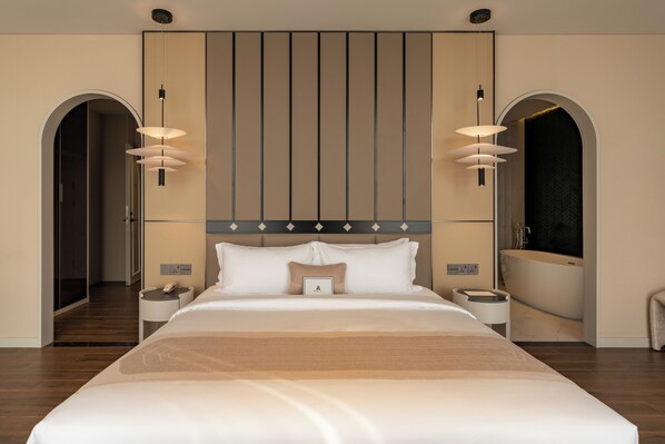 Suite, 1 kingsize-seng, badekar | Safe på rommet, wi-fi (inkludert) og sengetøy