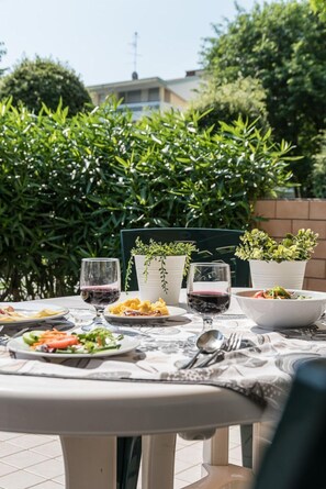 Outdoor dining - Great apartment for comfort and practicality (Bibione)