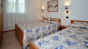 2 bedrooms, bed sheets - Apartment near the beach in Bibione (Bibione)