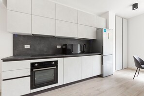 Een koelkast, een microgolfoven, een oven, een kookplaat