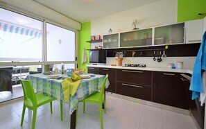 Kühlschrank, Mikrowelle, Herdplatte, Geschirrspüler